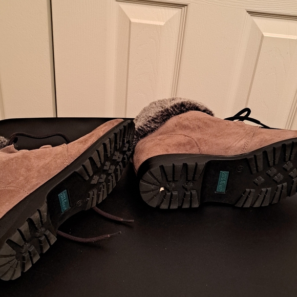 Cobbie Cuddles Women's Boot - Picture 7 of 9